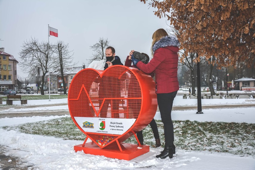 Czerwone serca na ulicach Dąbrowy Białostockiej. Tu będą wpadać plastikowe nakrętki dla potrzebujących