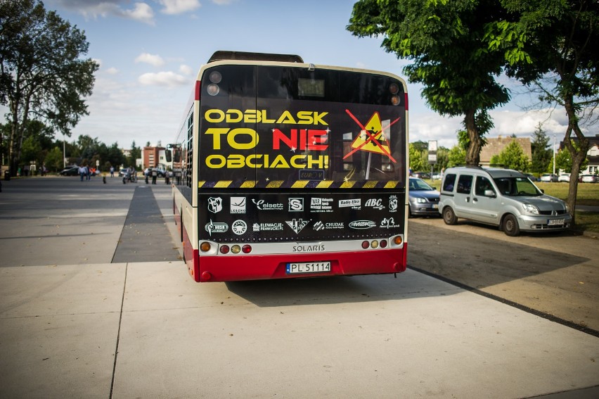 Kołodziej i Hampel promują odblaski. Promocja też na autobusach