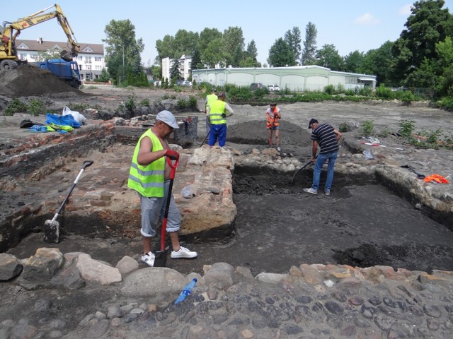 Prace archeologiczne w centrum Radomska. Najpierw wykopaliska, potem budowa parkingu