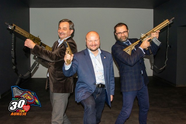 W Kluczborku do wylicytowania jest wspólne strzelanie na strzelnicy ze starostą Mirosławem Bireckim (z prawej), wicestarostą Lesławem Czernikiem (z lewej) i członkiem zarządu Arturem Nowakiem (w środku).