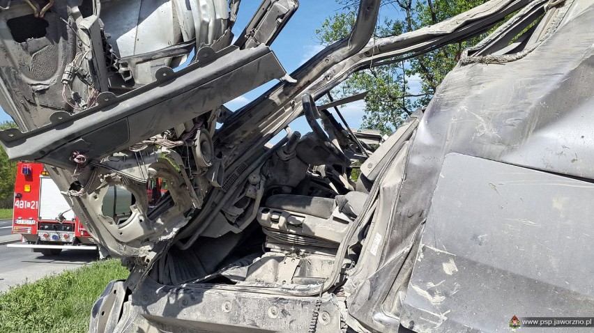 Wypadek Jaworzno. Zniszczona ciężarówka na skrzyżowaniu Reja z Braci Gutmanów