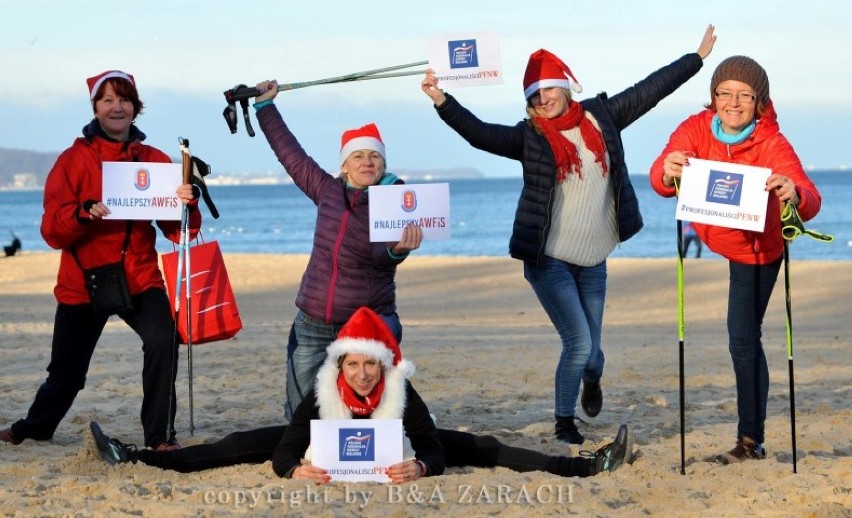 Mikołajkowy trening nordic walking na plaży w Jelitkowie -...