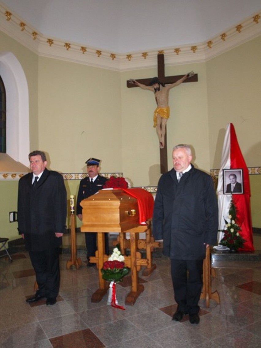 Dziś 12. rocznica tragicznej śmierci Stanisława Zająca. Senator z Jasła zginął w Smoleńsku, w jego pogrzebie uczestniczyły tłumy [ZDJĘCIA]