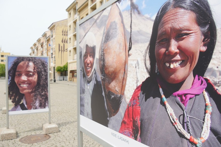 Mieszkańcy Etiopii, Jemenu, Filipin, Indii i wielu innych krajów w Legnicy. To wystawa fotografii Elżbiety Dzikowskiej, zobaczcie zdjęcia