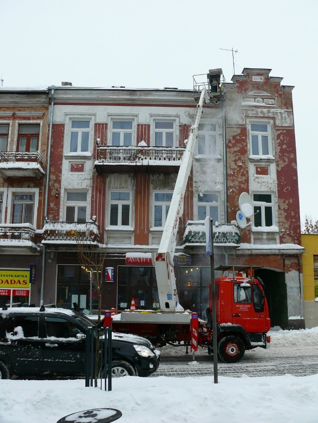 W czwartek w wielu miejscach w mieście pojawiły się wysięgniki, z których odśnieżano dachy.