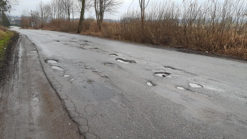 Drogi w powiecie kwidzyńskim dziurawe jak ser. Czytelnicy alarmują! [ZDJĘCIA/VIDEO]