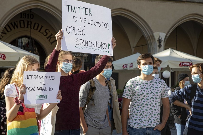 Protest na Rynku przeciwko działaniom kurator oświaty...