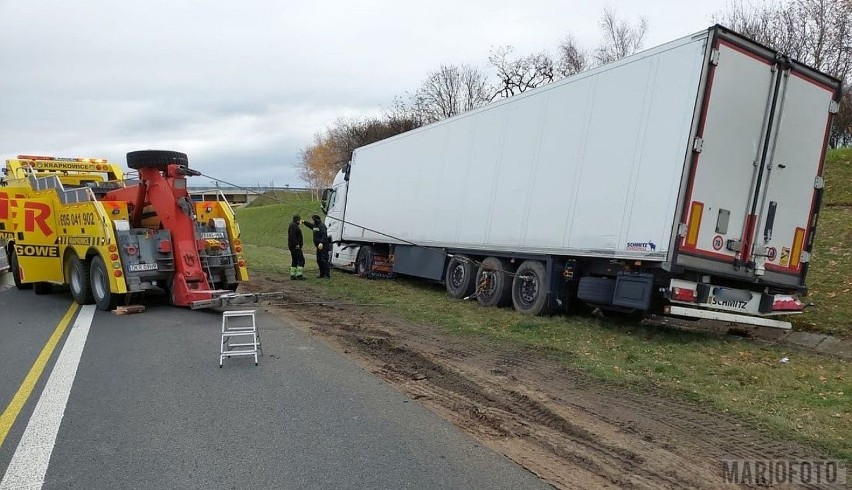 Opolskie. Dwa wypadki na autostradzie A4. Zderzenie samochodów, ciężarówka wypadła z drogi. Dwie osoby poszkodowane