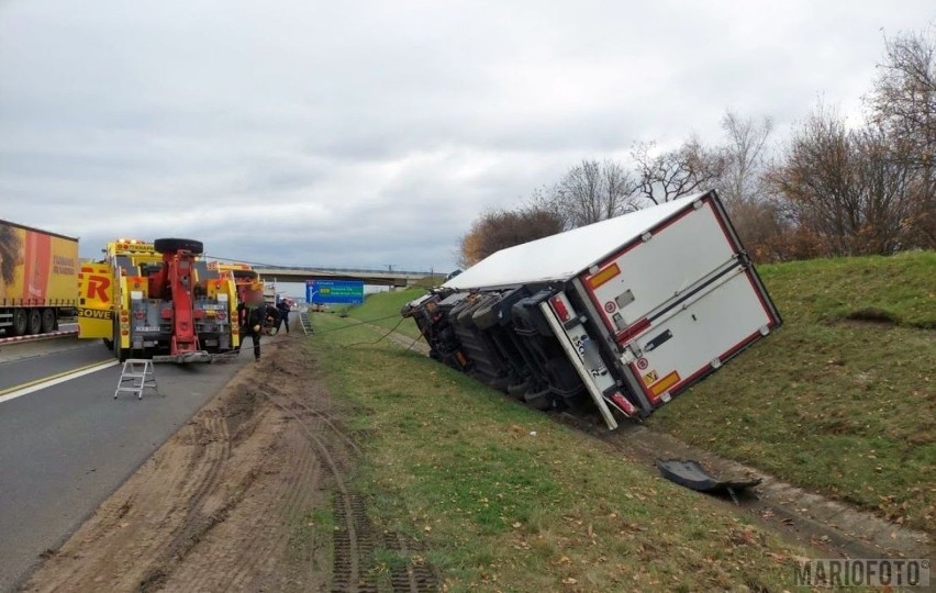 Opolskie. Dwa wypadki na autostradzie A4. Zderzenie samochodów, ciężarówka wypadła z drogi. Dwie osoby poszkodowane