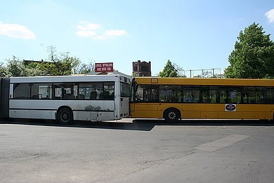 Kolizja w Zabrzu. Przy ul. Goethego zderzyły się dwa autobusy. Nikt nie przyznaje się do winy