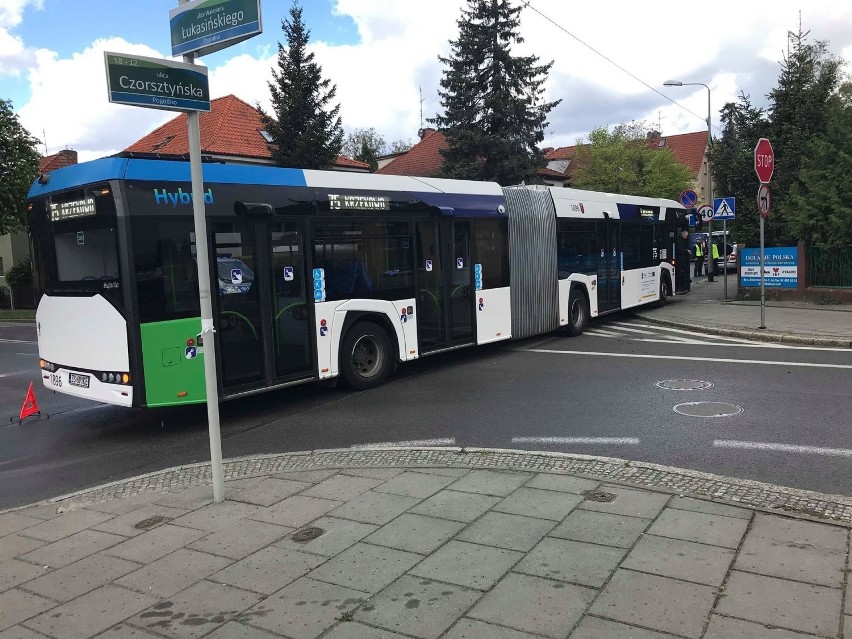 Kolizja autobusu z osobówką na skrzyżowaniu ul. Łukasińskiego i Czorsztyńskiej w Szczecinie [ZDJĘCIA]