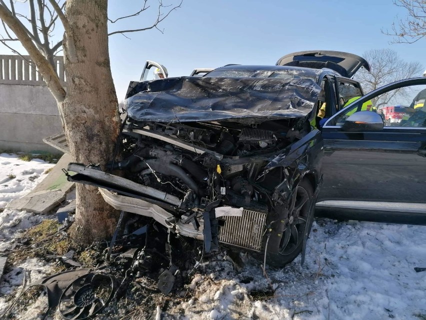 Czerniejewo. Samochód wypadł z drogi, przebił płot i zatrzymał się na drzewie