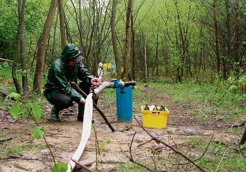 W ramach projektu FOKS, w Jaworznie pobrano próbki wody, żeby określić, skąd napływają zanieczyszczenia.