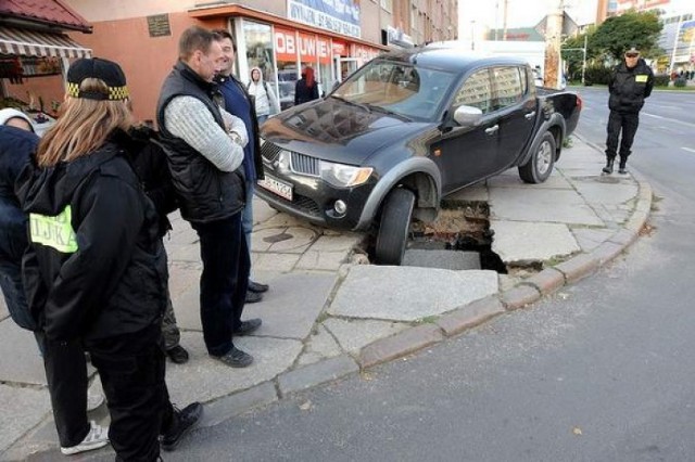 Kierowca, który niefortunnie zaparkował na chodniku po czym ...