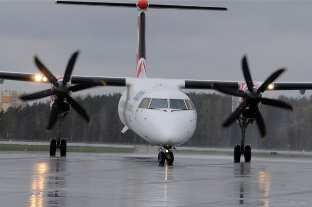 Do stolicy i z powrotem podróżnych zabierze turbośmigłowy Bombardier Q-400 (model na zdjęciu należał do nieistniejącego już przewoźnika Eurolot). Więcej o samolocie w artykule.