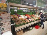 Z marketu, czy z targowiska? Warzywa i owoce w marketach i na targu w Trzebnicy. Sprawdź jakie są różnice w cenach