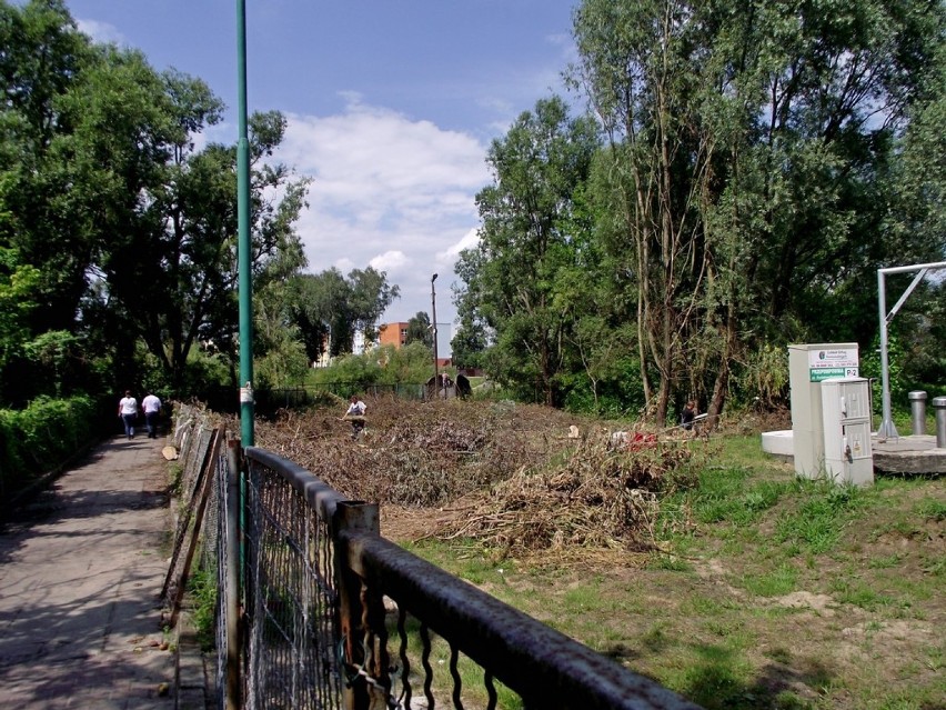 Tak budowano kładkę łączącą ulicę Świętomikołajską z ulicą Mostową w Zbąszyniu w 2012 roku
