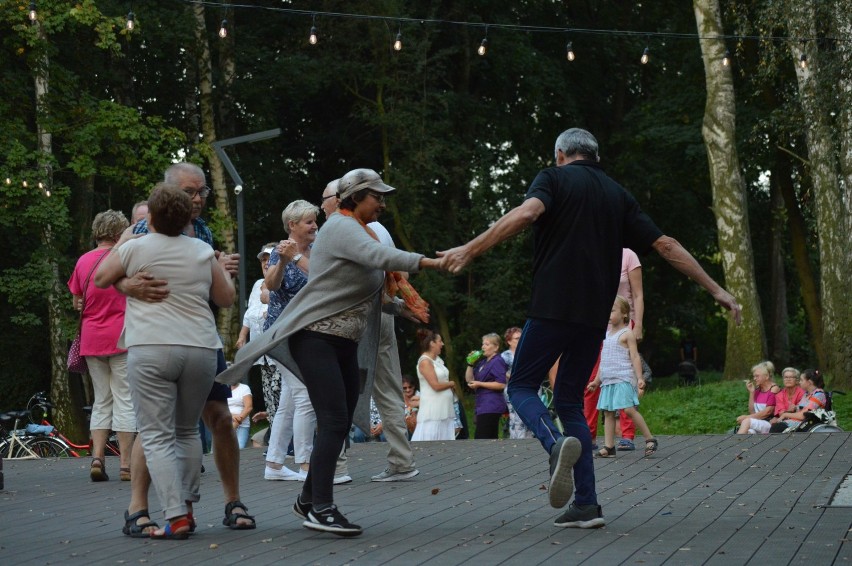 Malbork. Wieczorek taneczny na pożegnanie lata w Parku Miejskim [ZDJĘCIA]. A trwają już przygotowania do kolejnego budżetu obywatelskiego