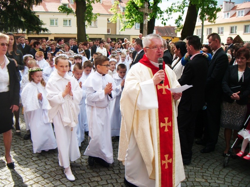 Zdjęcie ilustrujące uroczystośc przyjęcia Pierwszej Komunii Świętej przez dzieci w Sycowie