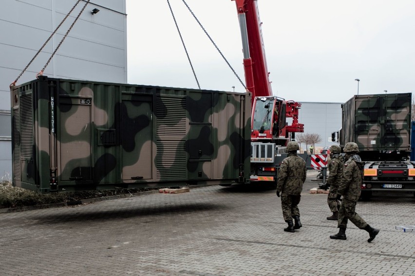 Żołnierze 2 Lubelskiej Brygady Obrony Terytorialnej i 19. Brygady Zmechanizowanej wspierają budowę szpitala tymczasowego w Targach Lublin