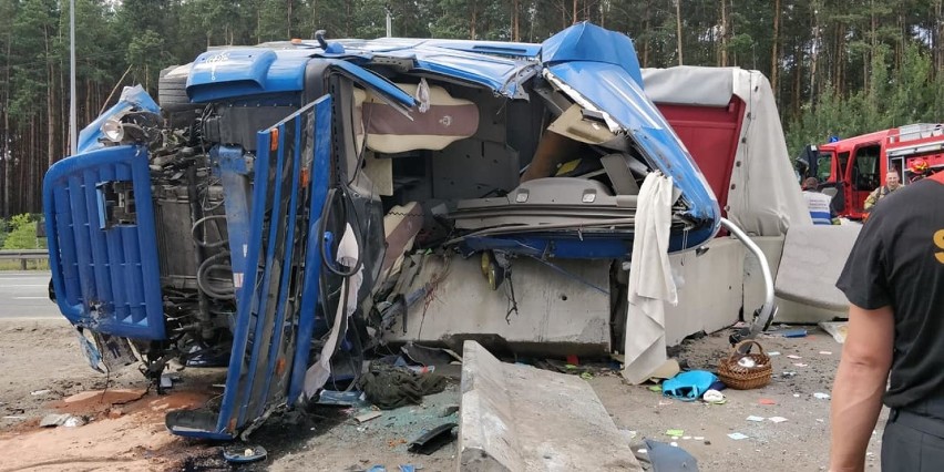 Śmiertelny wypadek na S1 w Mierzęcicach [ZDJĘCIA]. Tir zderzył się z zawracającą osobówką. Kierowca nie żyje