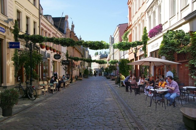 Ul. Długa po wyłączeniu na niej ruchu samochodów według Miejskiej Pracowni Urbanistycznej.