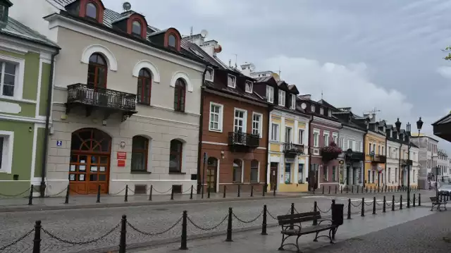 Krasnystaw liczy około 19 434 osób. Zastanawialiście się nad tym, jakie nazwisko jest w naszym mieście najpopularniejsze? Zobaczcie naszą listę 10 najpopularniejszych nazwisk w Krasnymstawie. Z naszego zestawienia dowiecie się też, w jakich krajach na świecie żyją ludzie noszący takie nazwisko. Może znajdziecie na tej liście Wasze nazwiska? Albo Waszych sąsiadów i znajomych?