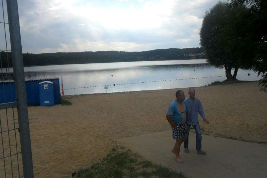 Plaża w Chodzieży: Zakaz kąpieli nad jeziorem Karczewnik