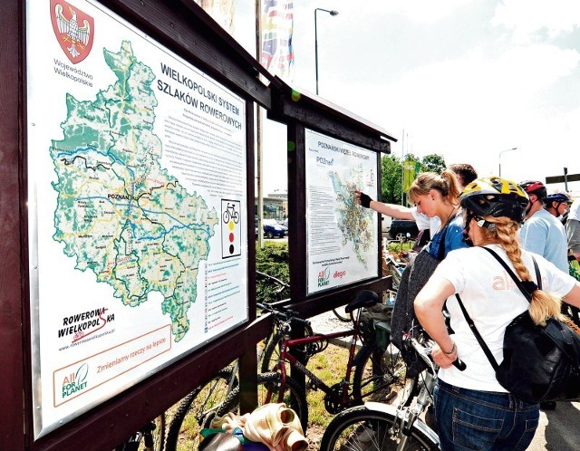 Nad Maltą, oprócz drogowskazów, życie rowerzystom ułatwiają  tablice z mapami tras