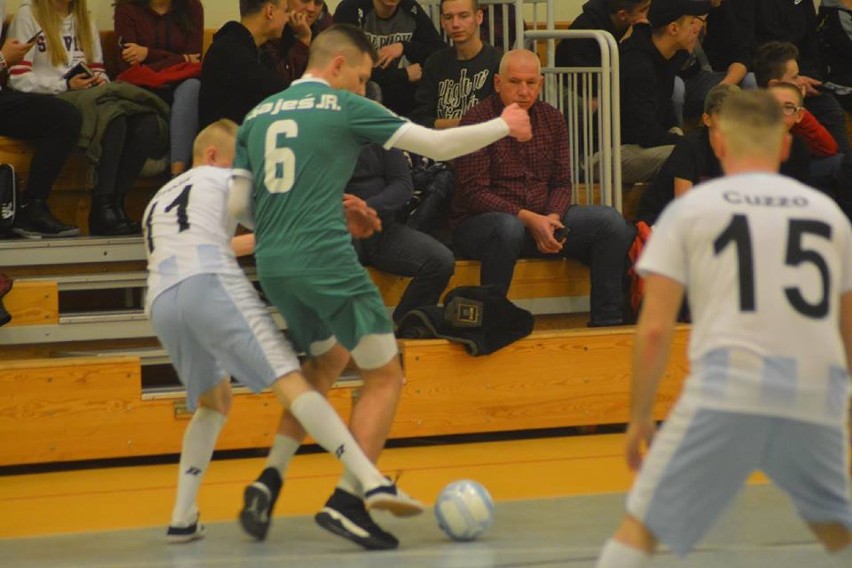 Dzierzgoń. Dziewięć drużyn rozpoczęło grę o tytuł mistrza w lidze futsalu [ZDJĘCIA]