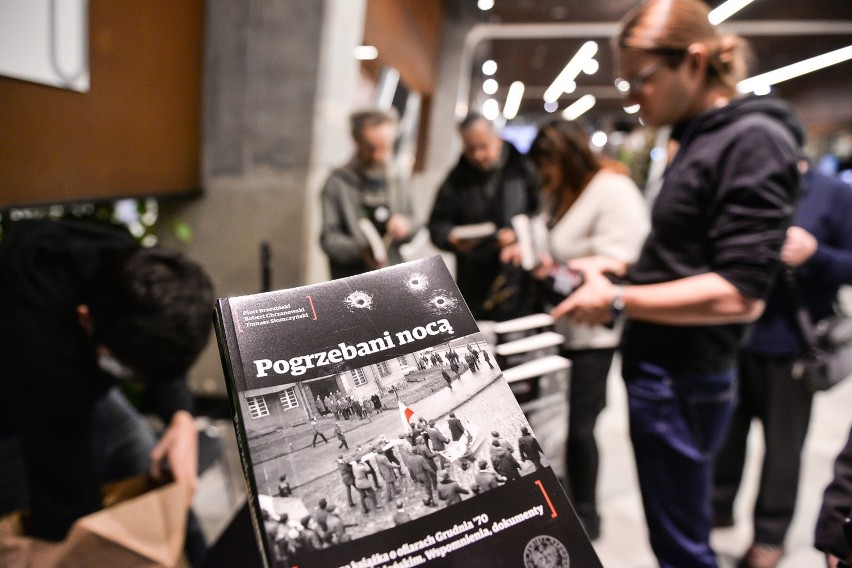 Książka "Pogrzebani nocą" w sprzedaży. Sylwetki ofiar Grudnia ’70 na Wybrzeżu Gdańskim