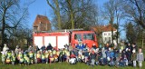 Sierżant Pyrek ze strażakami pokazywali dzieciom co robić aby ferie były bezpieczne