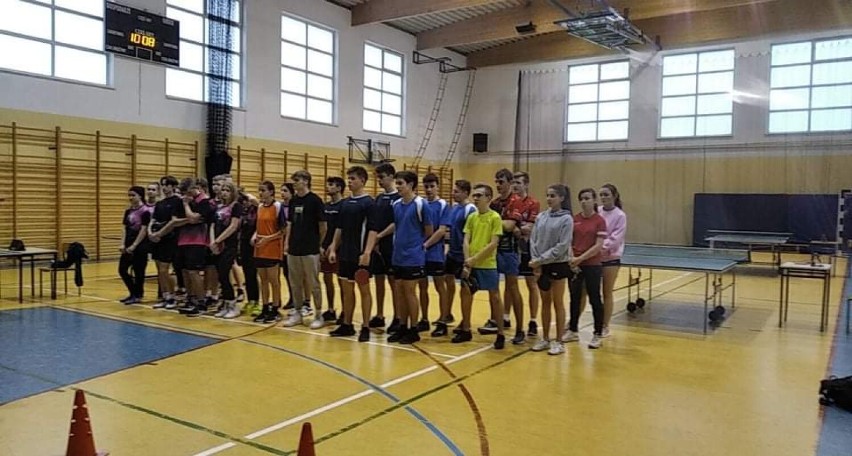 Drużyny dziewcząt i chłopców z II LO w Wieluniu bezkonkurencyjne w półfinałach mistrzostw województwa w tenisie stołowym