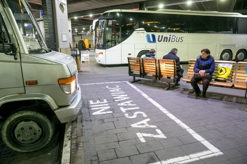 Autokary i busy stoją z odpalonymi silnikami i smrodzą pod...