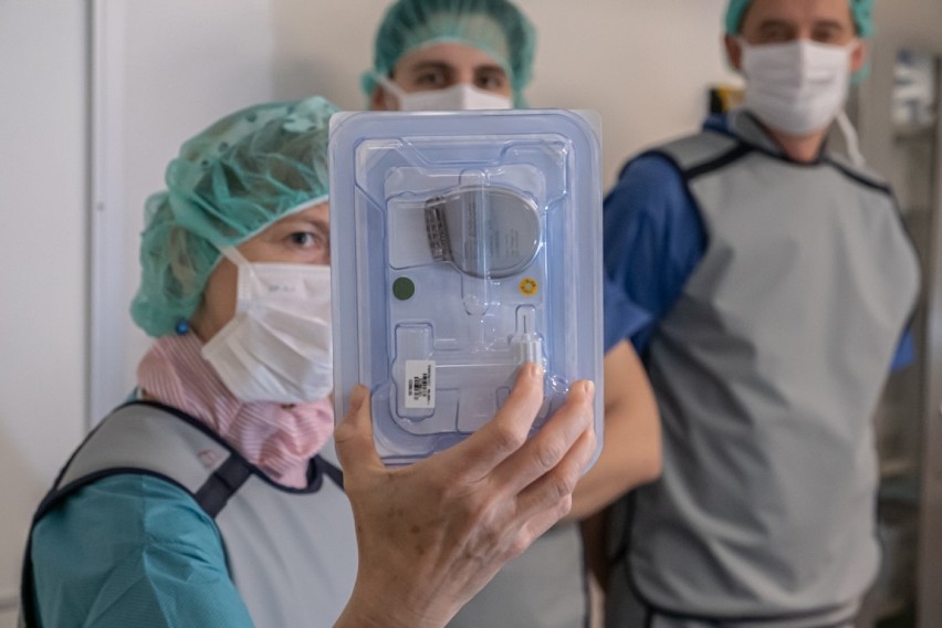 Innowacyjny zabieg w warszawskim szpitalu. Pacjentowi wszczepiono defibrylator łączący się ze smartfonem