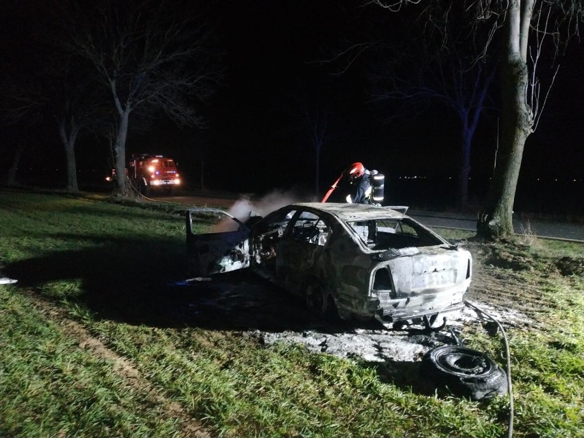 Wypadek na trasie Ptaszkowo-Borzysław. Samochód uderzył w drzewo i spłonął. Kierowca był kompletnie pijany 