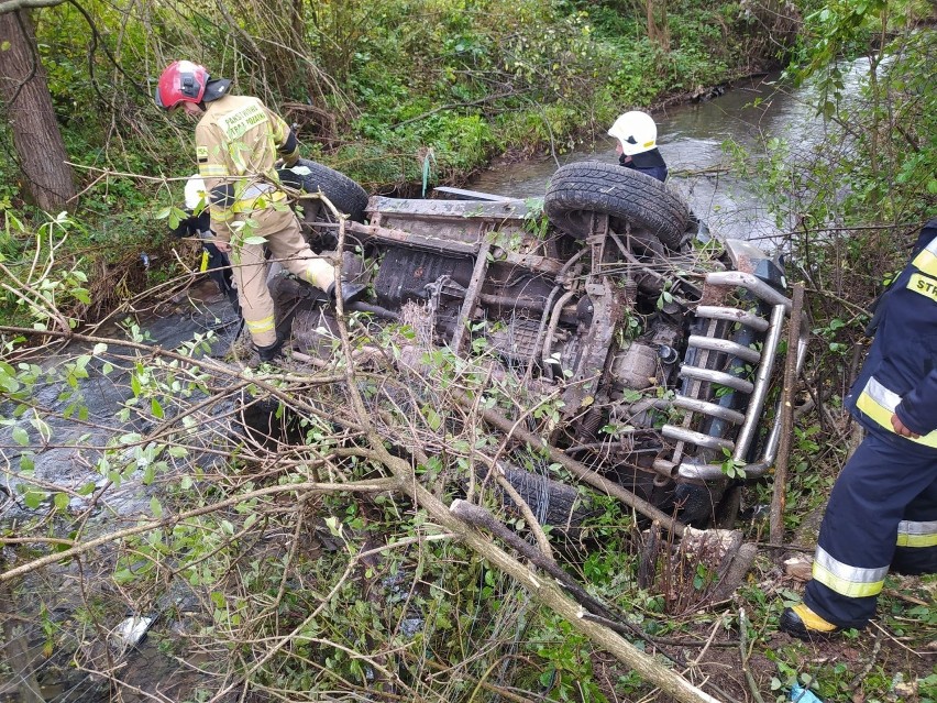 Wypadek na drodze krajowej nr 28 w Leszczawie Dolnej. Samochód dachował w potoku [ZDJĘCIA]