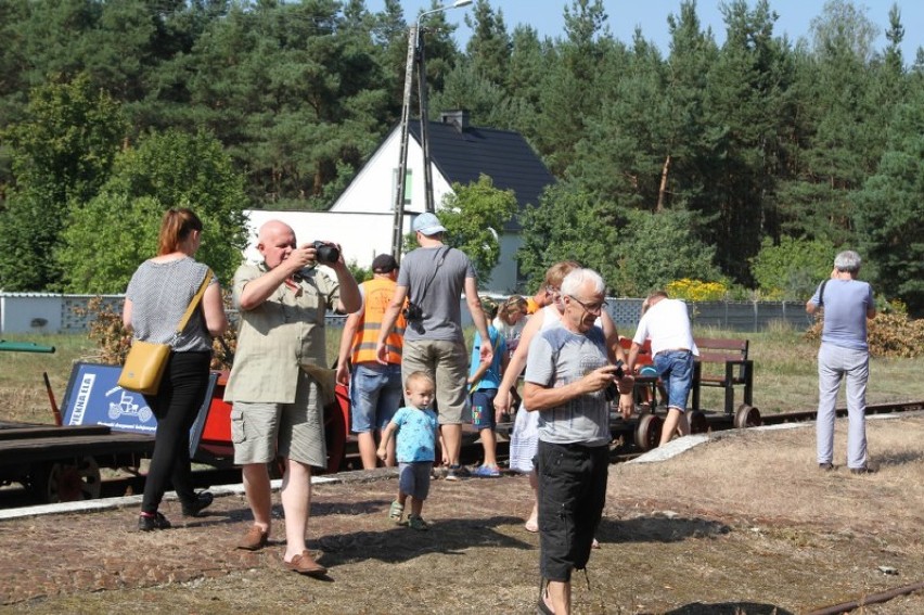 Piknik drezynowy na dworcu kolejowym w Świętnie