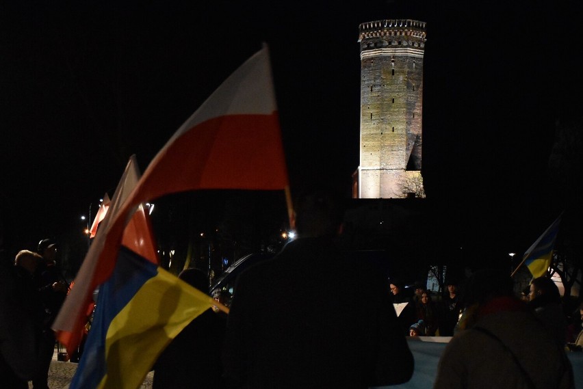 Człuchów solidarny z Ukrainą. Ulicami miasta przeszedł cichy przemarsz zwieńczony ukraińskim hymnem i przemówieniami na Rynku ZDJĘCIA