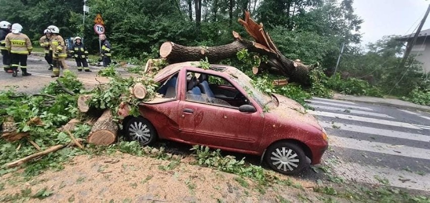 Chrzanów. Uszkodzone dachy, powalone drzewa i zniszczone samochody. 115 interwencji straży to bilans burzy [ZDJĘCIA]  AKTUALIZACJA