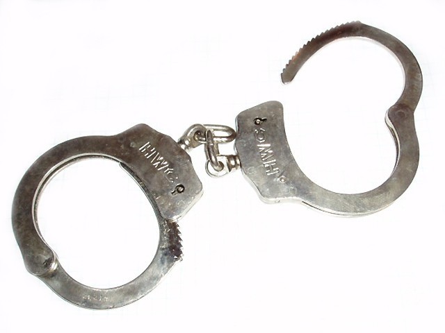 źródło: http://commons.wikimedia.org/wiki/File:Police_handcuffs_alt.jpg
