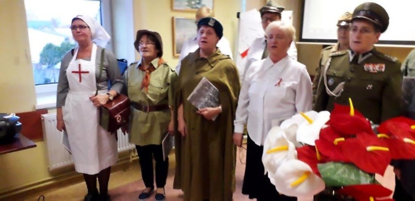 Seniorzy uczcili setną rocznicę odzyskania niepodległości [GALERIA ZDJĘĆ]
