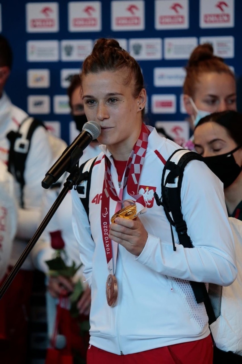 Koniec Igrzysk, paraolimpijczycy wrócili do Polski. Przywieźli ze sobą 25 medali [ZDJĘCIA]
