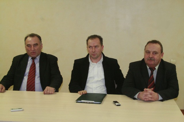 Od lewej Jan Raczkiewicz - prezes Jaroty, Tomasz Mazurkiewicz - trener Jaroty, Jacek Dutkiewicz - skarbnik Jaroty