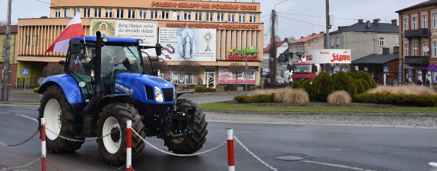 Tak wyglądał strajk rolników w Rypinie. Przejazd traktorów i sprawa ROTR-u na transparentach [ZDJĘCIA, WIDEO]