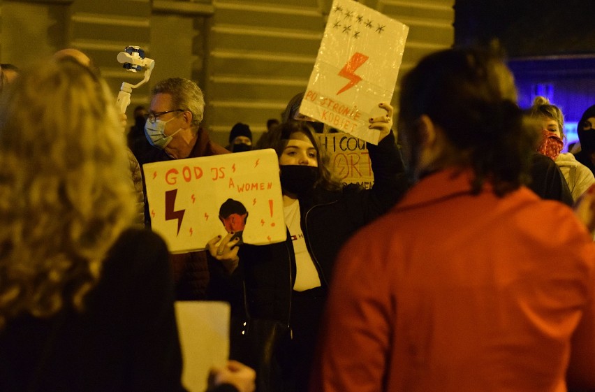 Protest kobiet w Jarosławiu. Duża frekwencja na manifestacji "Strajk Kobiet" [ZDJĘCIA]