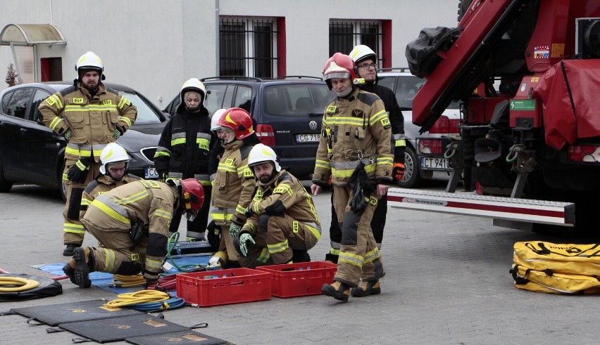 Strażacy ochotnicy z powiatu grudziądzkiego uczą się...