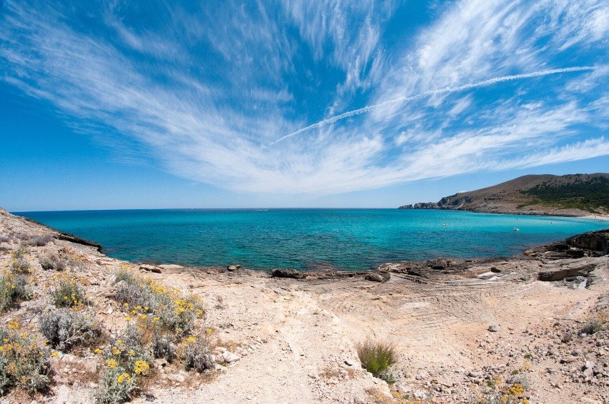 Majorka, największa wyspa Balearów, kryje wiele urokliwych...