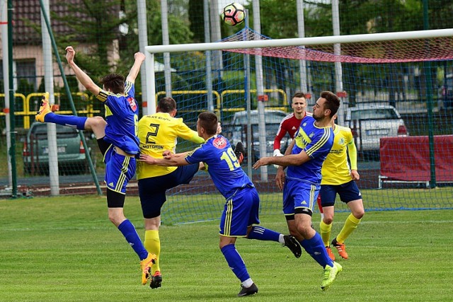 Piłkarze z Warlubia (na niebiesko) sprawili w sobotę sporo kłopotów liderowi z Sępólna.