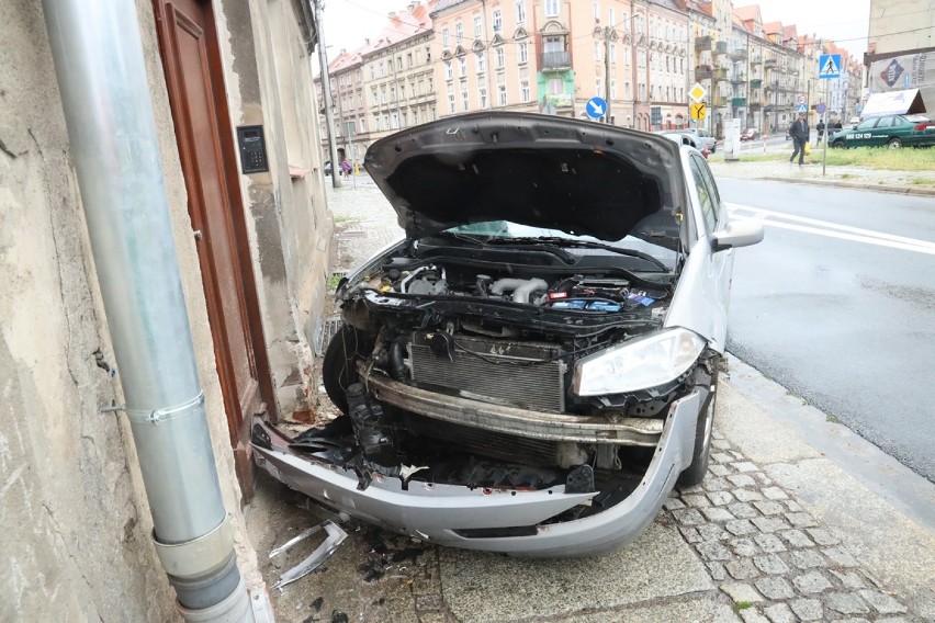 Wypadek na ulicy Kartuskiej w Legnicy.